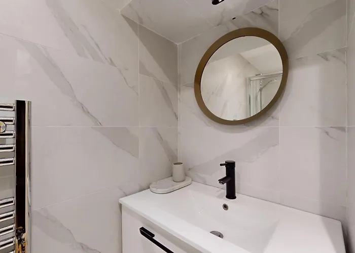 256 Rosiers - Superb In Paris. パリ