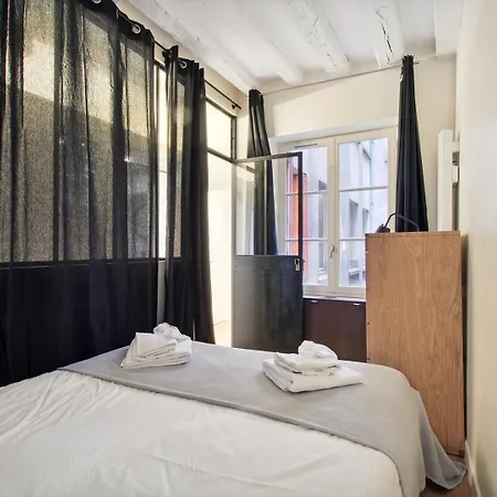 256 Rosiers - Superb In Paris. * Paris